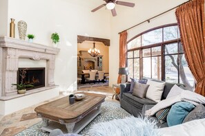 Smart TV, caminetto, impianto stereo, studio