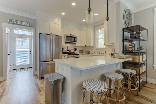 Refrigerador, microondas, horno y parrilla de estufa 