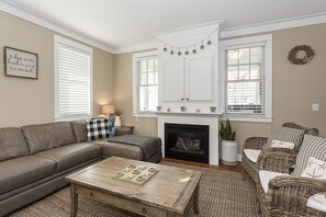 Fernseher, Kamin, DVD-Player, Arbeitsbereiche