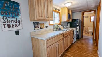 Fridge, stovetop, coffee/tea maker, toaster