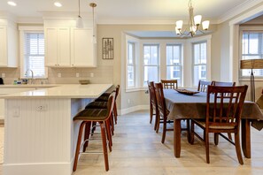Fridge, microwave, oven, stovetop - *New* Seabrook's TLSea: Dog Friendly, Hot Tub! (Pacific Beach)