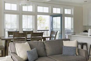 Smart TV, fireplace, DVD player, books - *New* Seabrook's Urban Ocean: Downtown Location! (Pacific Beach)