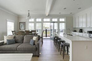 Interior - *New* Seabrook's Urban Ocean: Downtown Location! (Pacific Beach)