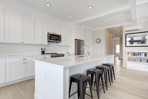 Fridge, microwave, oven, stovetop - *New* Seabrook's Urban Ocean: Downtown Location! (Pacific Beach)