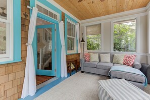 TV, fireplace, DVD player - *New* Seabrook's Wave Chasers Refuge: Dog Friendly! (Pacific Beach)