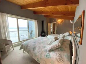 4 bedrooms, desk, iron/ironing board, travel crib