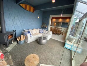 Smart TV, fireplace, books, stereo