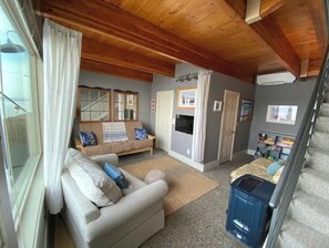 Smart TV, chimenea, libros y estéreo