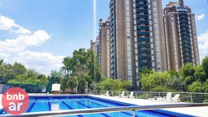 Una piscina al aire libre