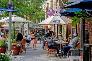 تناول الطعام بالخارج