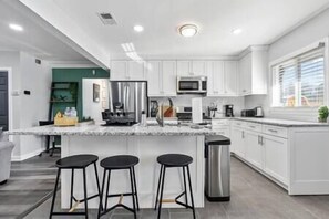 Frigorífico, microondas, horno y placa de cocina