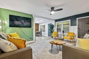 Una televisión, una chimenea