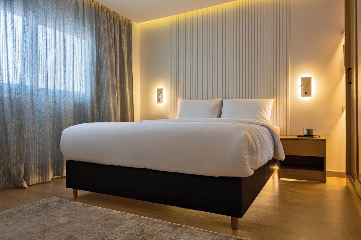 Premium bedding, down comforters, in-room safe, desk