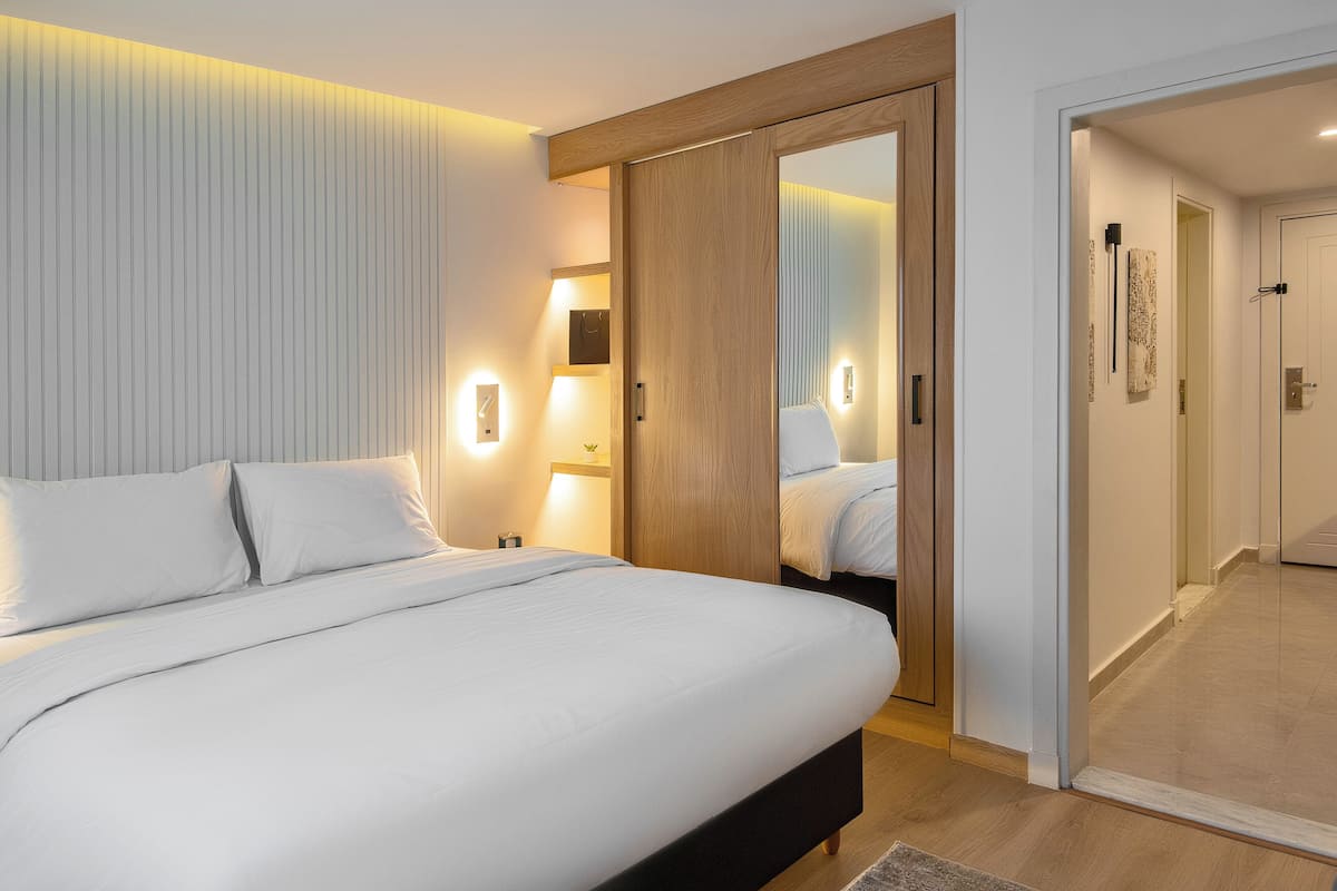 Premium bedding, down comforters, in-room safe, desk