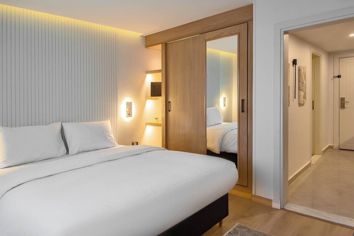 Premium bedding, down comforters, in-room safe, desk