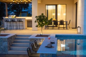 تناول الطعام بالخارج