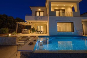 حمّام سباحة مُدفَّأ