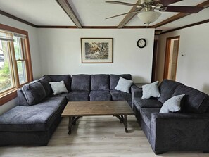 Casa Elite, 3 habitaciones | Zona de estar | Smart TV de 32 pulgadas con canales por satélite, una televisión