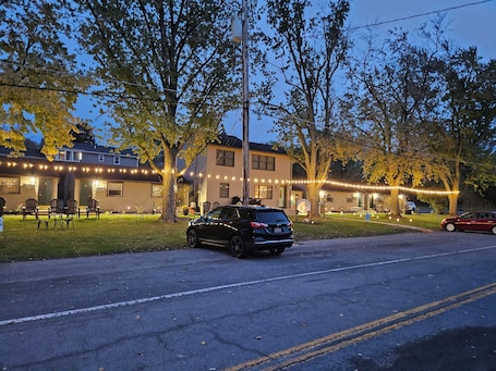Terrace/patio. Riverside Motel