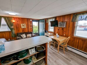 Comfort Cabin Room 9 - 1 Queen Bed & 1 Pull-out