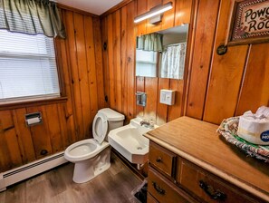 Comfort Cabin Room 9 - 1 Queen Bed & 1 Pull-out | Bathroom | Towels, soap, shampoo, toilet paper
