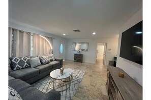 Living area - Amazing 4 Bedrooms residential home with pool (Hollywood)