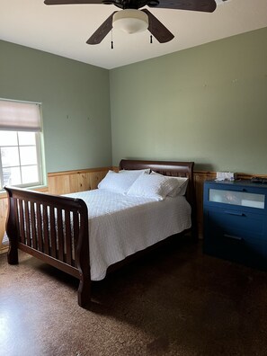 2 bedrooms, desk, iron/ironing board, free WiFi