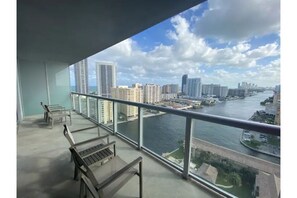 Property grounds - Beachwalk Hallandale apartment 1 bed (Hallandale Beach)