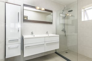 Douche, sèche-cheveux, serviettes fournies