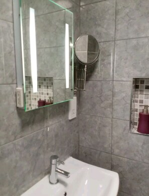 Douche, sèche-cheveux, serviettes fournies, savon
