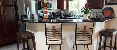 Een microgolfoven, een oven, een kookplaat, een vaatwasser