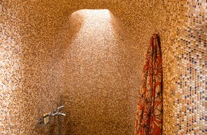 Een douche, een haardroger, handdoeken, zeep