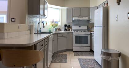 Spacious 950 sq ft 2 BR 1.7BA w/yard (Remodeled)