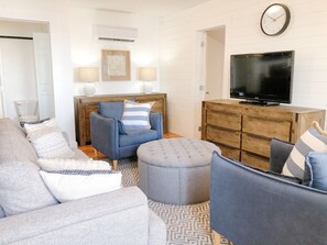 Smart TV - Adorable oceanfront 2 bedroom cottage plus bunkhouse - 15 min to Charlottetown (York)