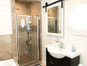 Douche, baignoire à remous, serviettes fournies