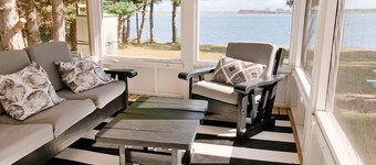 Adorable oceanfront 2 bedroom cottage plus bunkhouse - 15 min to Charlottetown