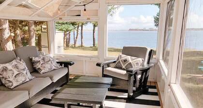 Adorable oceanfront 2 bedroom cottage plus bunkhouse - 15 min to Charlottetown