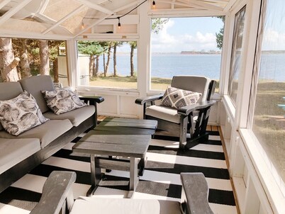 Adorable oceanfront 2 bedroom cottage plus bunkhouse - 15 min to Charlottetown