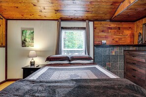 1 bedroom, iron/ironing board, Internet, bed sheets - Peaceful + Cozy Cottage on Over 7 Acres w/ Creek (Lenoir)