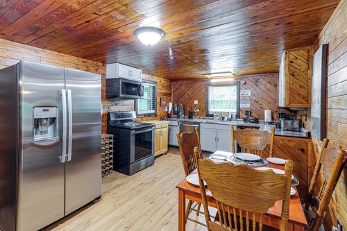 Peaceful + Cozy Cottage on Over 7 Acres w/ Creek