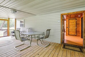 Outdoor dining - Peaceful + Cozy Cottage on Over 7 Acres w/ Creek (Lenoir)