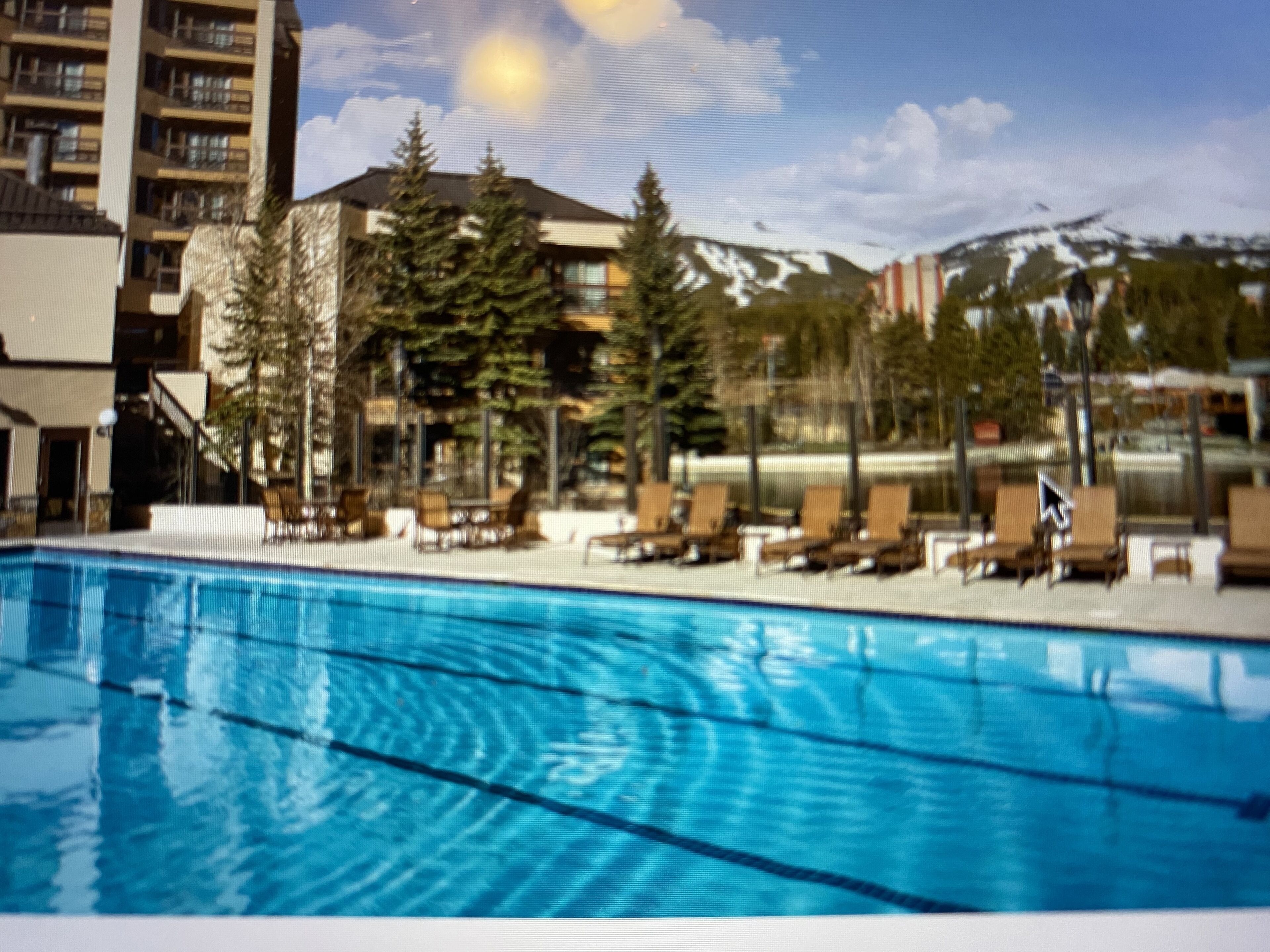 Utendørsbasseng og et oppvarmet basseng