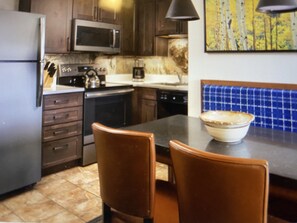 Frigorifero, microonde, forno, piano cottura