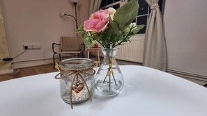 Interior - 3min walk to DLR, easy commute to the City, close to shops and restaurants  (London)