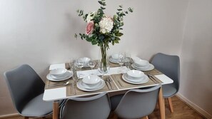 Dining - 3min walk to DLR, easy commute to the City, close to shops and restaurants  (London)