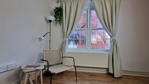 Interior - 3min walk to DLR, easy commute to the City, close to shops and restaurants  (London)