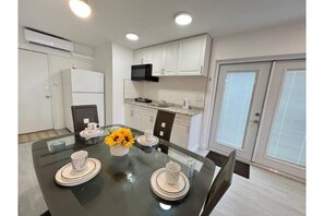 Dining - Cozy and cute 1 bedroom place (Pompano Beach)