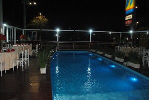 Outdoor pool, a heated pool