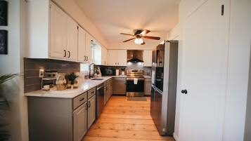 Køleskab, mikrobølgeovn, ovn, kogeplade