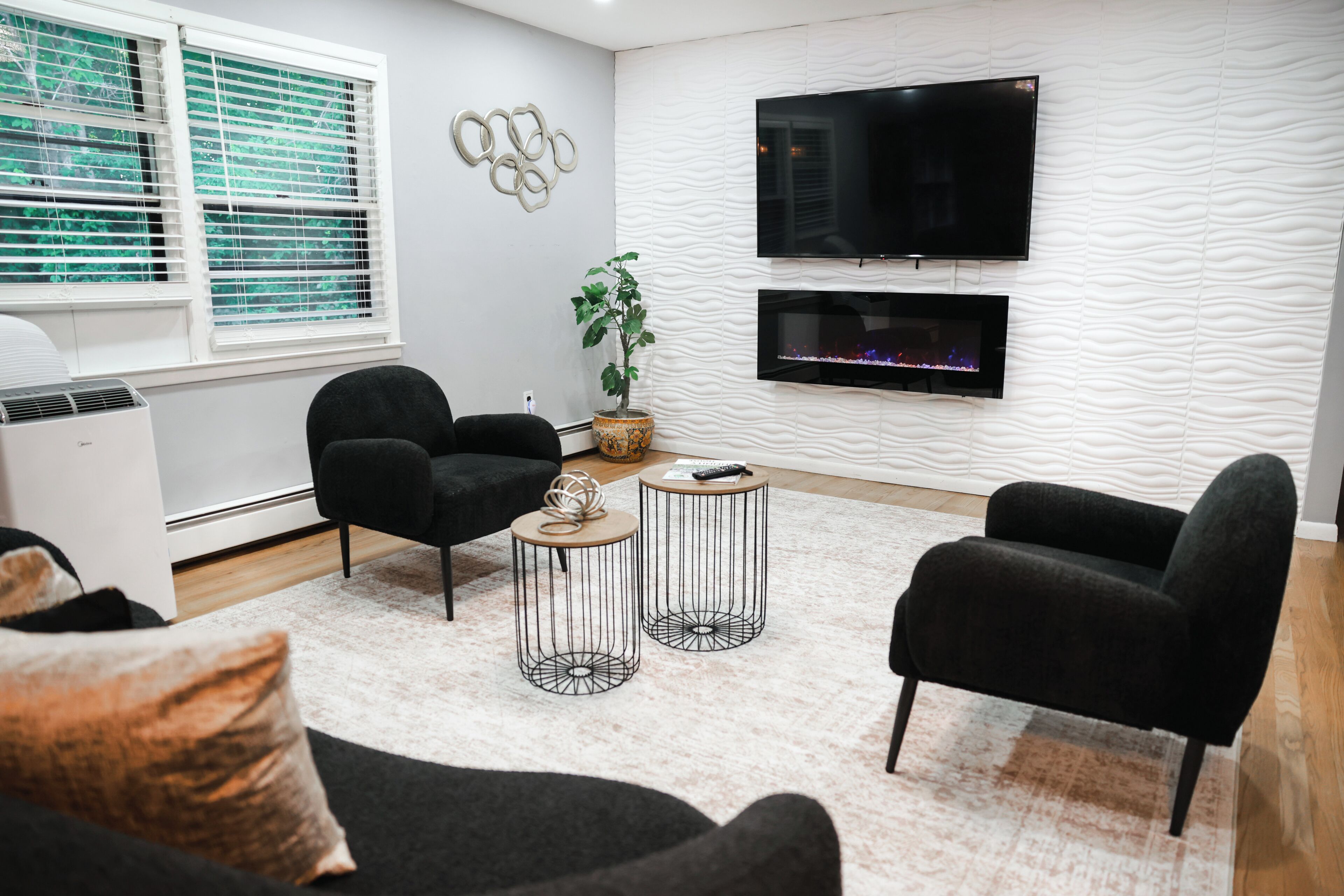 Smart TV, fireplace, DVD player, table football